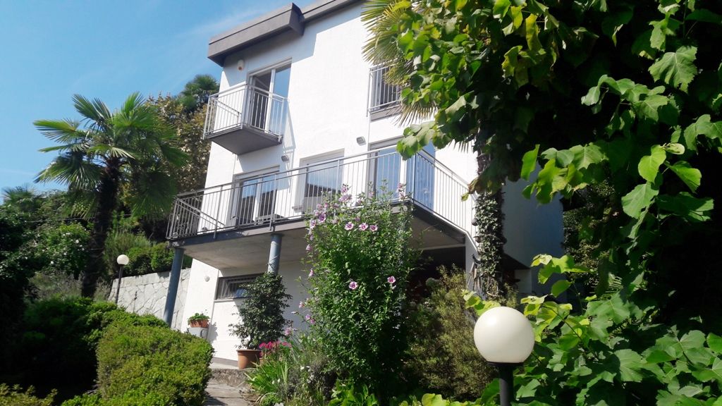 Belgirate Villa vista lago 3 camere con giardino e terrazzo